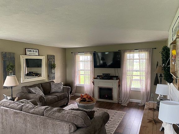 4th image of 10202 S Beech Ave
