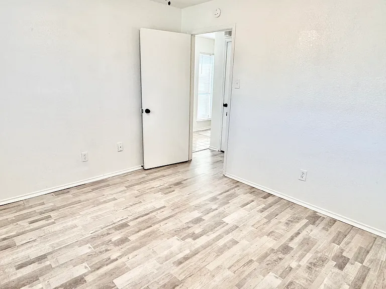 4621 Sausalito Dr — Photo 12