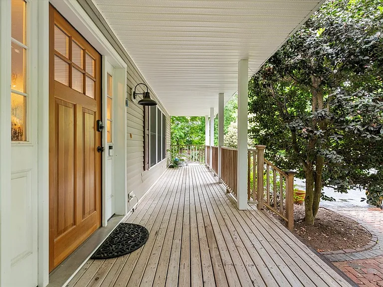 28 Bayview Ave — Photo 23
