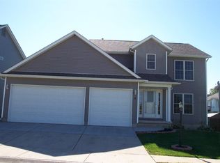 9 Hidden Valley Cir, Davenport, IA 52804