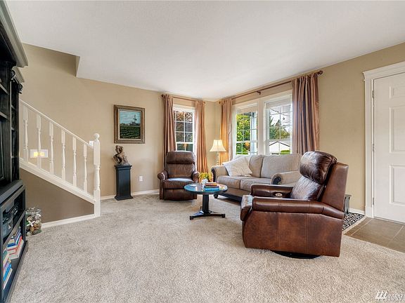 4th image of 612 4th Ave NE