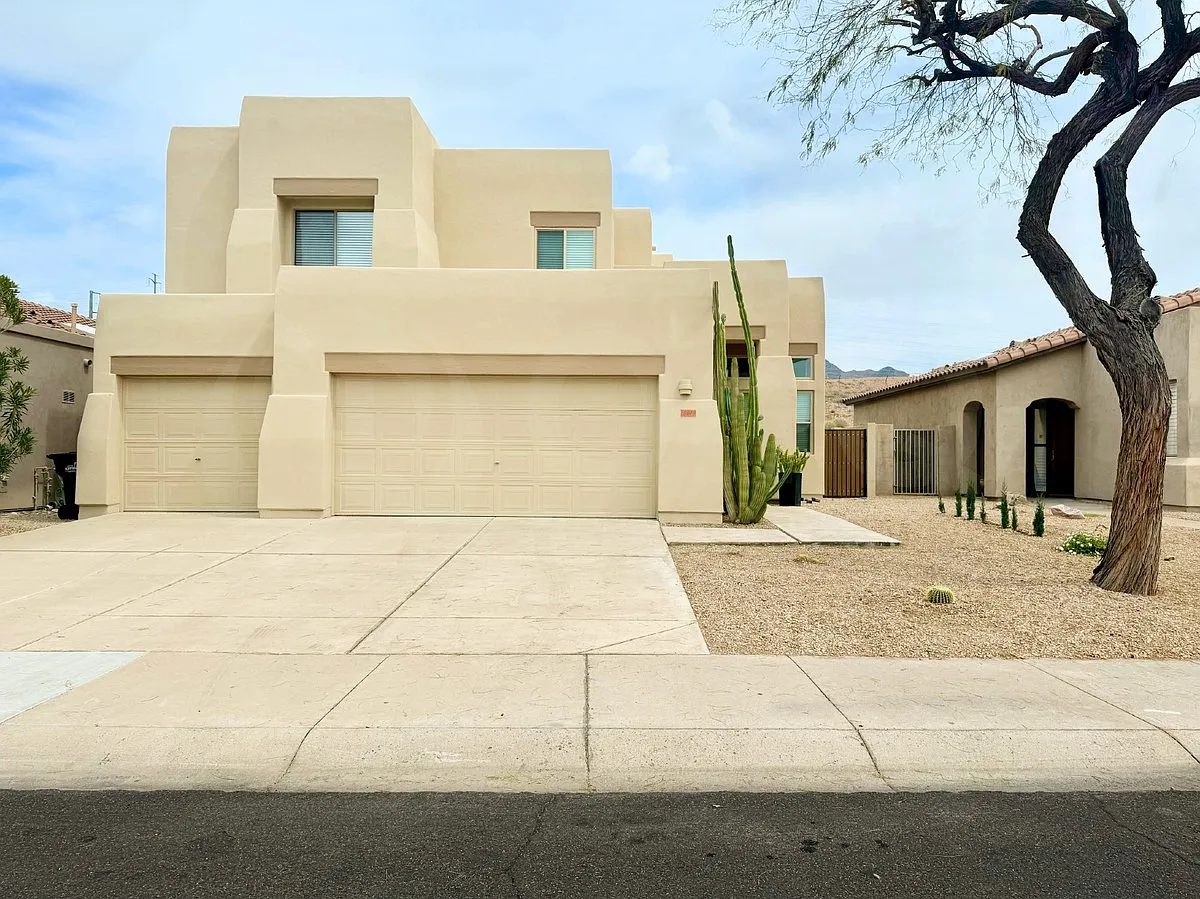 5 bed, 3.0 bath, 2442 sqft, $4,900 — Photo 2