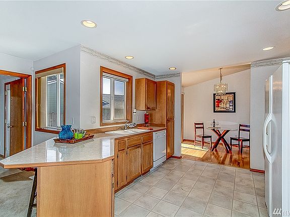 5th image of 6022 44th Pl NE