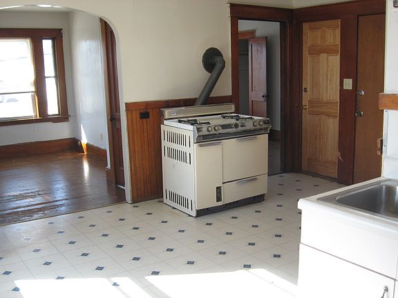 3rd image of 415 Lincoln St #415