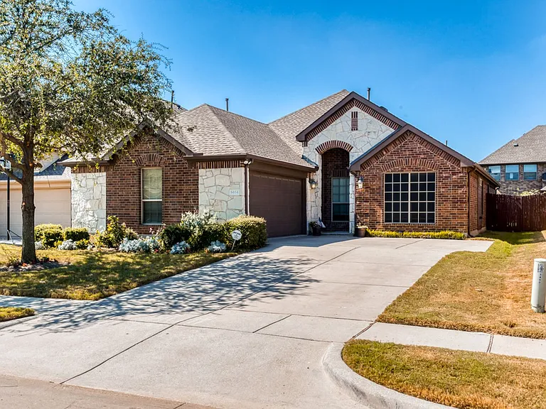 1404 Pillar Bluff Way — Photo 2