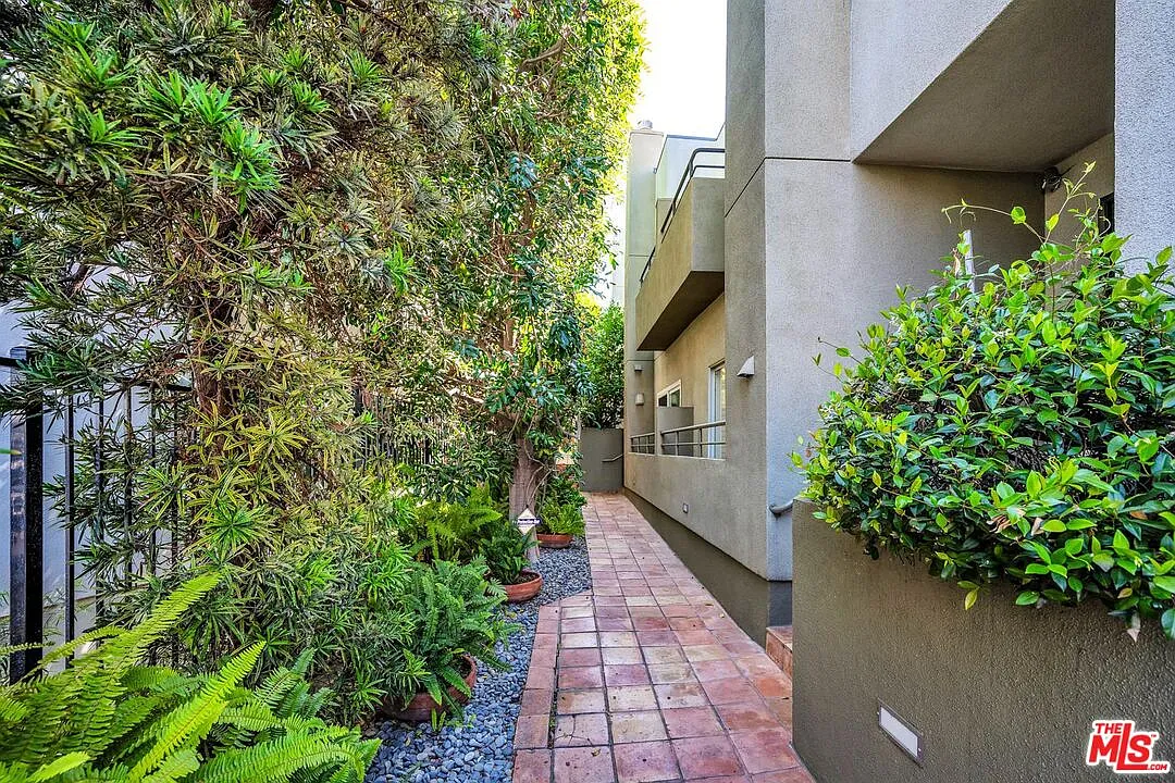 2 bed, 2.5 bath, 1709 sqft, $6,200 — Photo 2