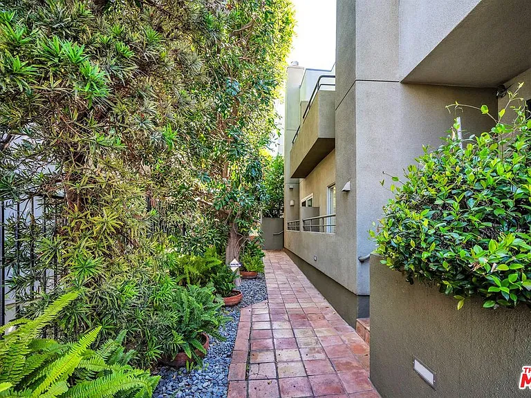 1735 Malcolm Ave #H — Photo 2