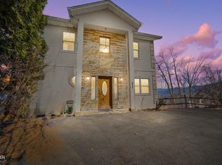 1960 Saint Moritz Dr, Gatlinburg, TN 37738
