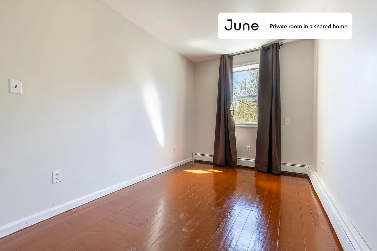 Full bedroom in 4 bed/3 bath home in Fort Greene #1078 C — Photo 3