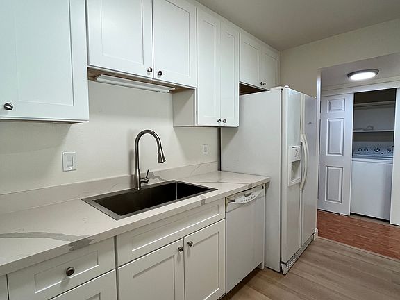 5th image of 125 Connemara Way APT 127