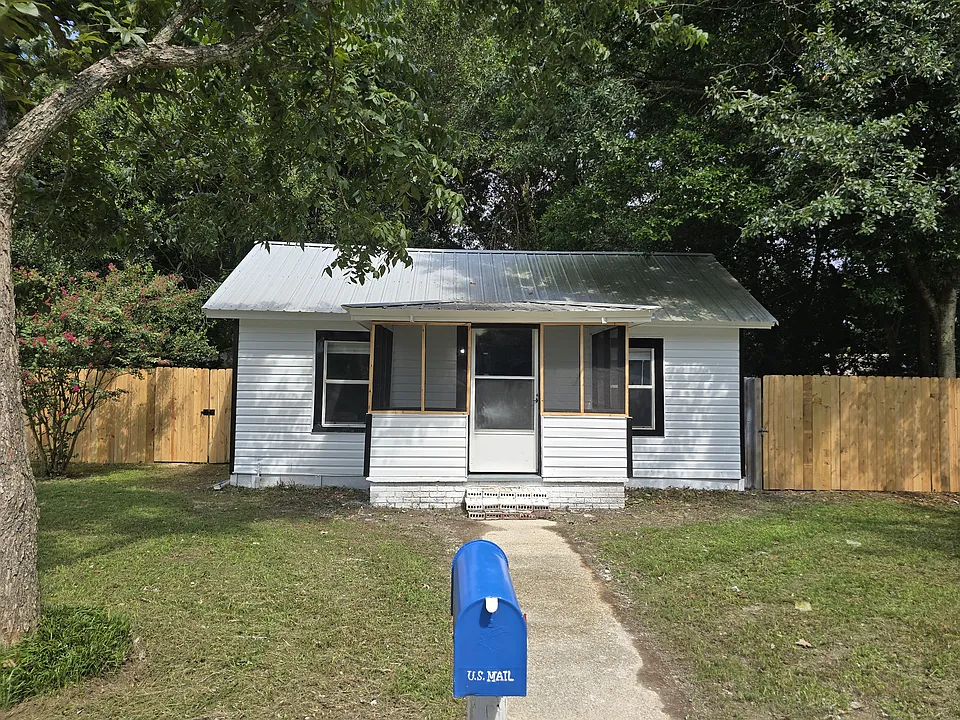 1006 Dominguez St