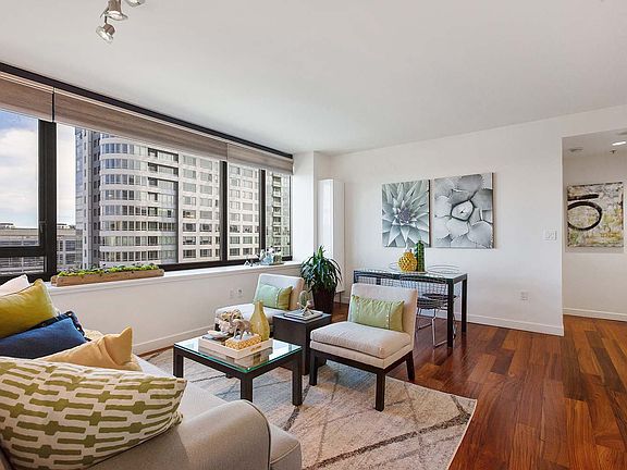 2nd image of 260 King St Unit 877