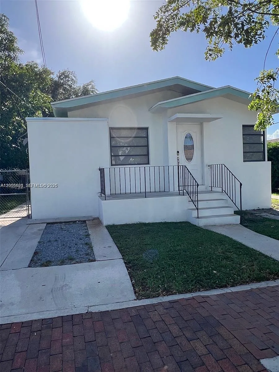 Building Photo - 532 SW 16th Ave #532