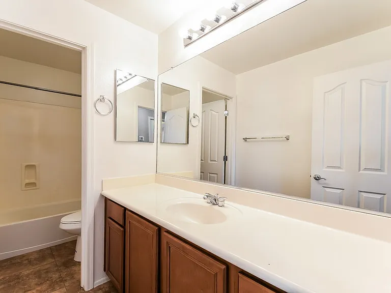 2523 E Bart St — Photo 15