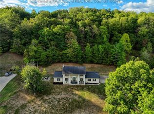 14 Lakeview Dr, Nitro, WV 25143