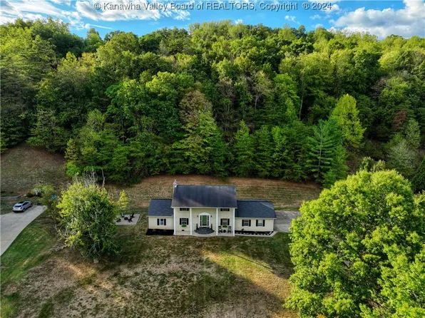 14 Lakeview Dr, Nitro, WV 25143