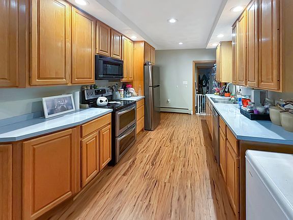 4th image of 40 Vestal St