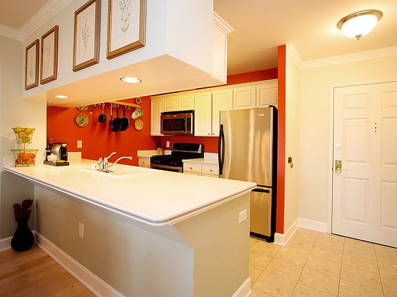 3rd image of 1276 N Wayne St #Penthouse 18