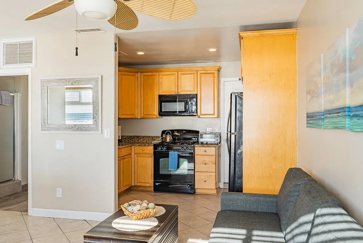 3 bed, 2.0 bath, 1300 sqft, $7,000 — Photo 2
