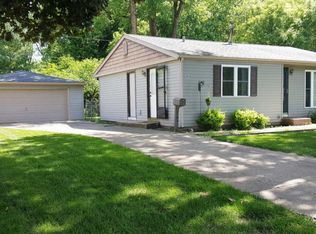 404 Singapore Ln, Carpentersville, IL