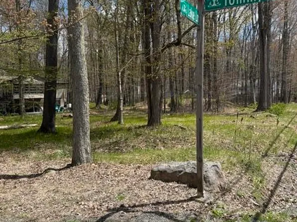 301 Tommys Ln, Pocono Lake, PA 18347