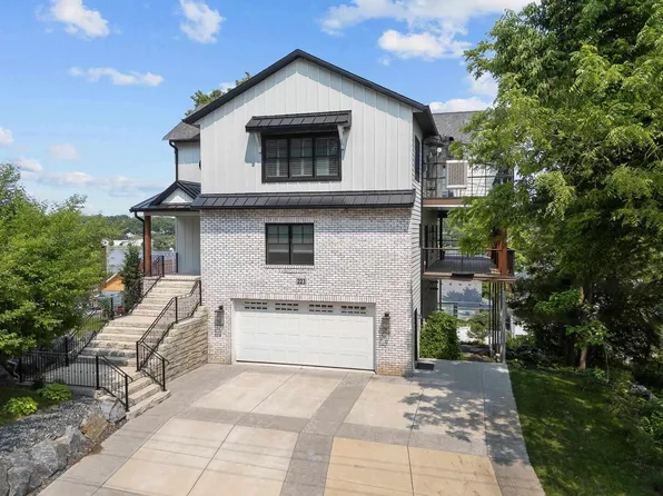 223 N 2nd St, Le Claire, IA 52753