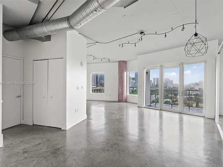 10 SW South River Dr #1006 — Photo 2