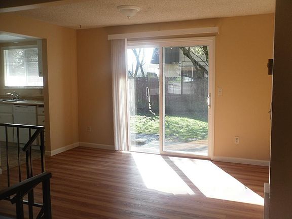 4th image of 100 NE 148th Ave
