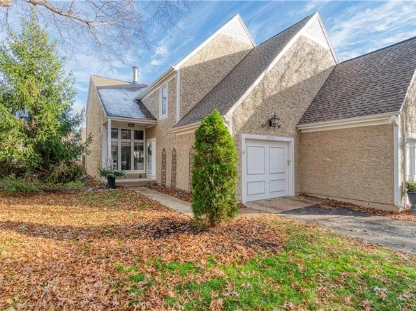 12556 Broadmoor St, Overland Park, KS 66209