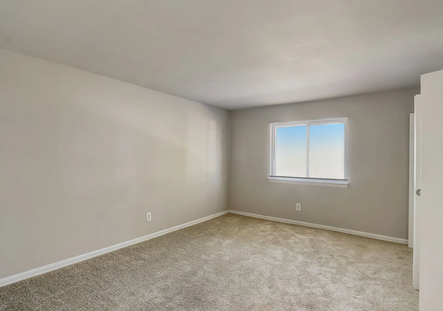 Hillsdale Manor Apartments — Photo 4