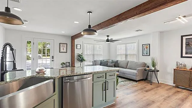 208 S Oak St — Photo 5