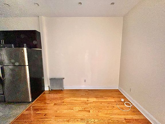 5th image of 433 Rogers Ave #20