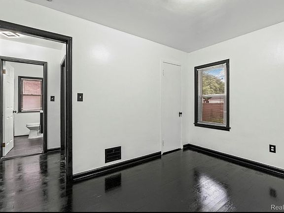 4th image of 10609 Stratman St