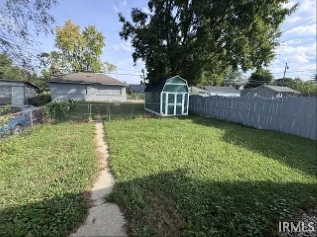 2 bed, 1.0 bath, 970 sqft, $900 — Photo 3