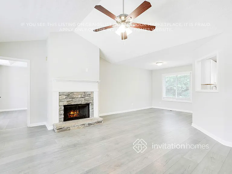 196 Paradise Xing — Photo 3
