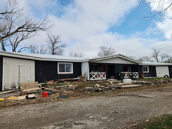 3rd image of 18306 Honeysuckle Rd