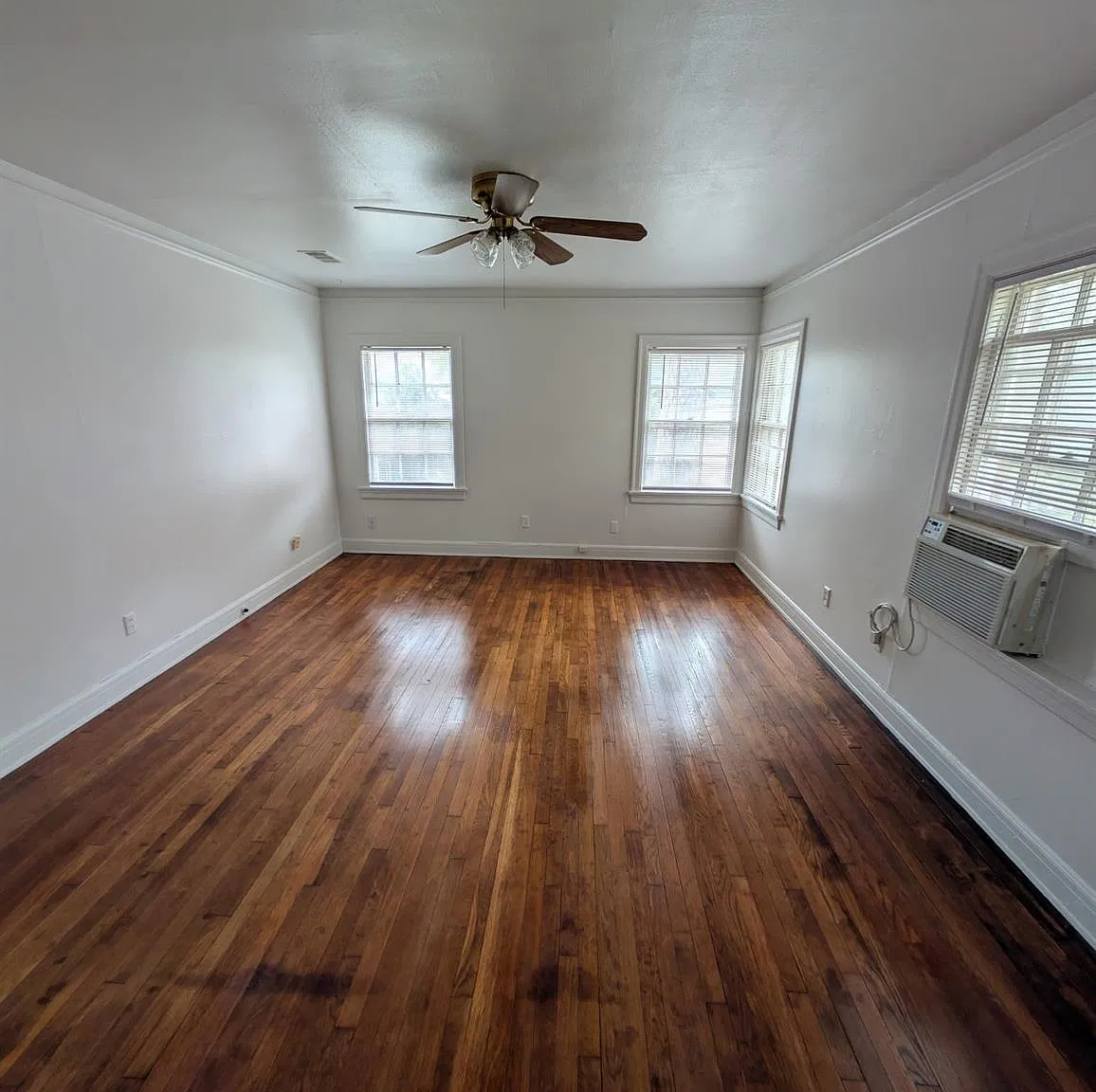 1 bed, 1.0 bath, 4352 sqft, $1,225 — Photo 2