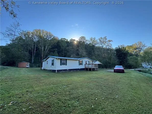 46 Gumtree Ln, Elkview, WV 25071