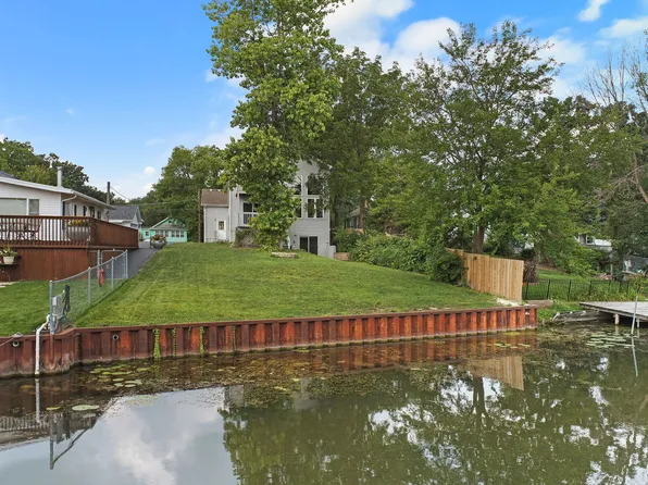 39 Rushmore Rd, Fox Lake, IL 60020