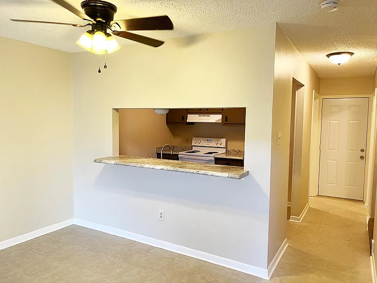 1717 Southpointe Dr — Photo 3