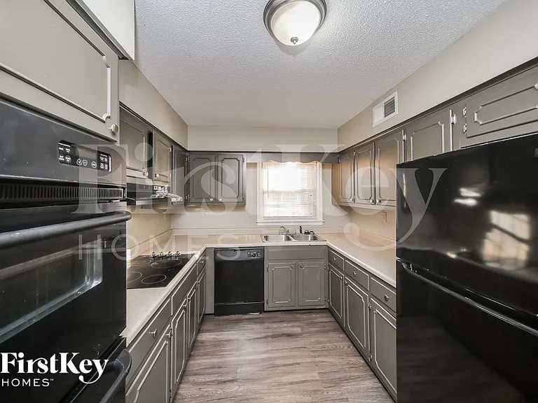 6000 Macleod Dr — Photo 5