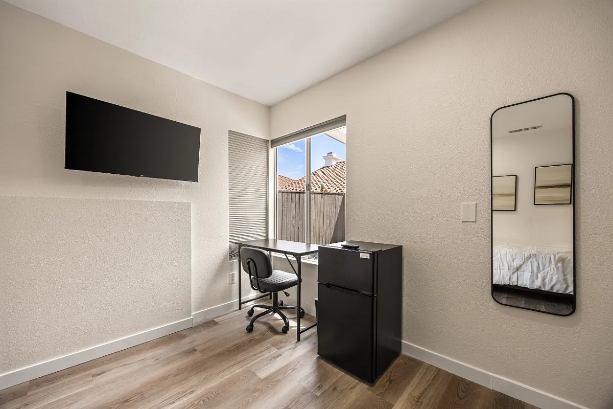 Studio, $999 — Photo 3