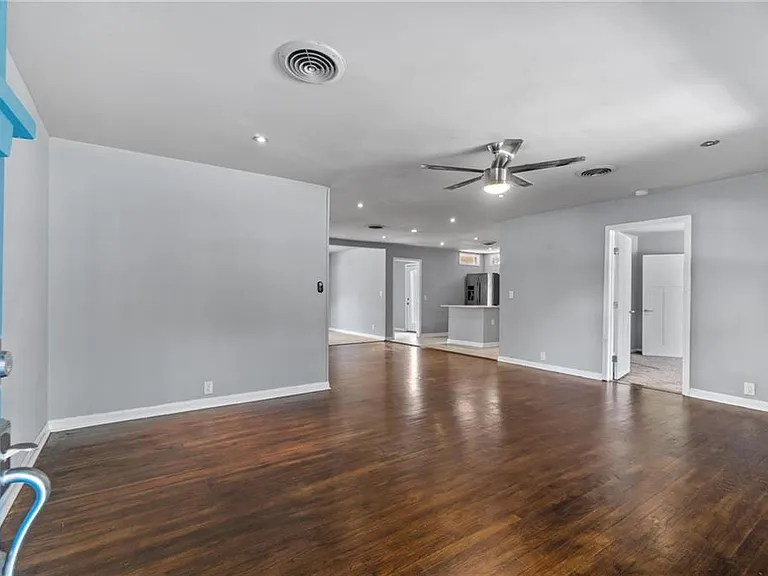 2105 Fortview Rd — Photo 4