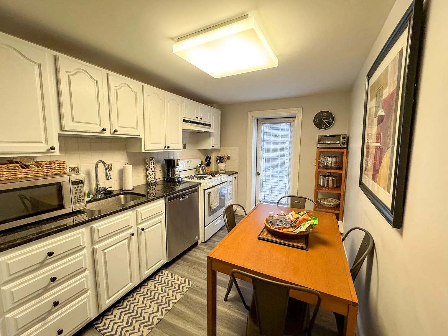 2 bed, 1.0 bath, 990 sqft, $5,078 — Photo 3