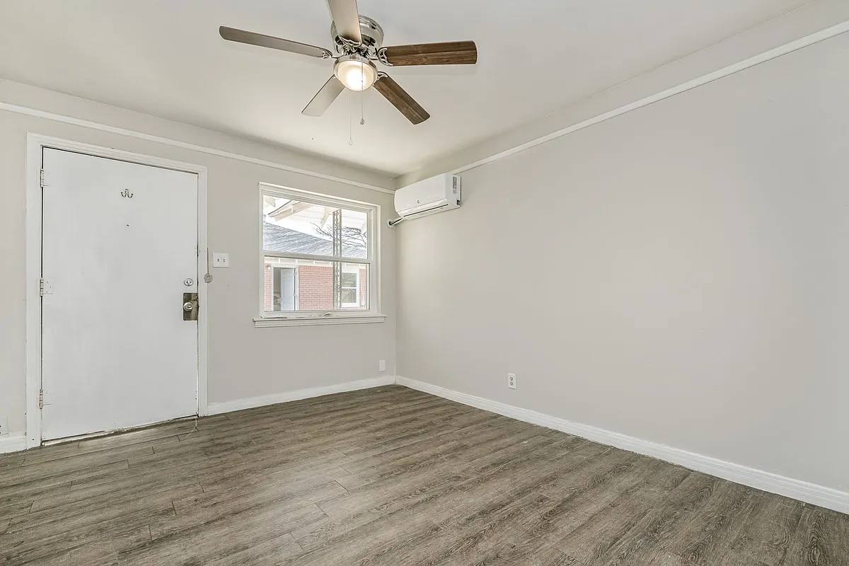 Building Photo - 2306 SW 8th Ave #2