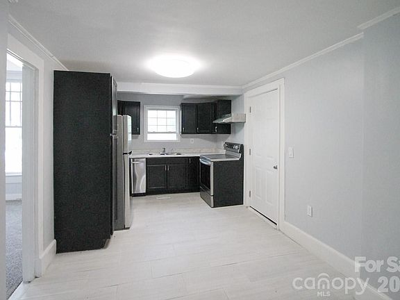 3rd image of 107 Pine St