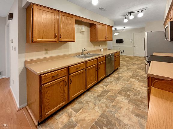2nd image of 9285 Golden Oaks E