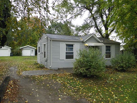 Extra large yard with 1 car garage