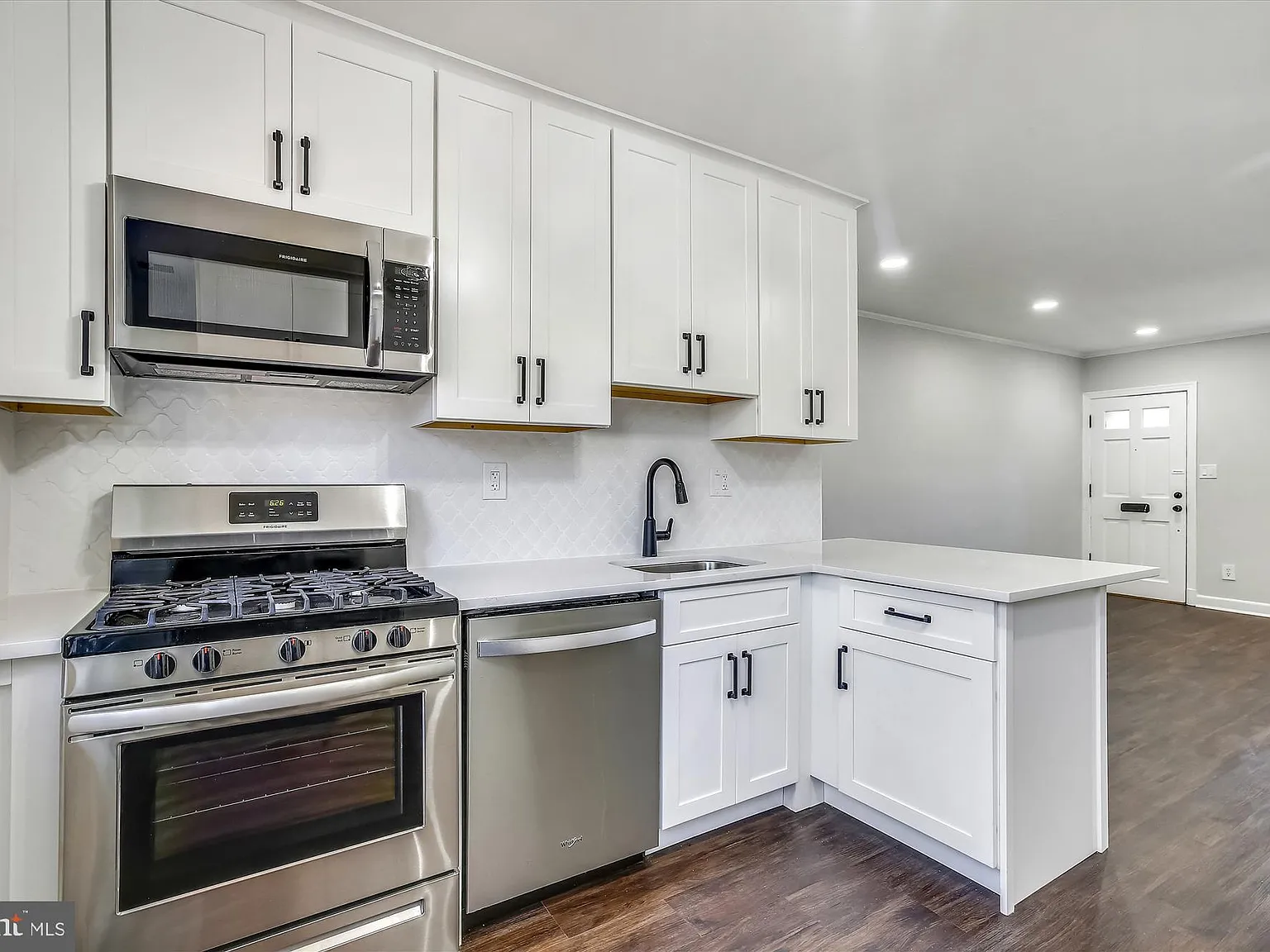 1 bed, 1.0 bath, 800 sqft, $2,350 — Photo 3