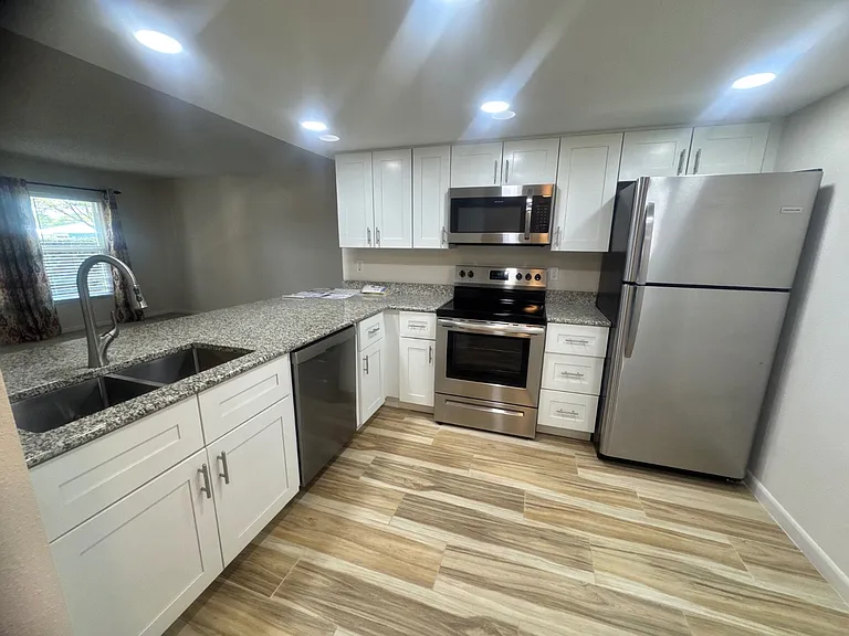 3607 Edgewater Dr — Photo 7